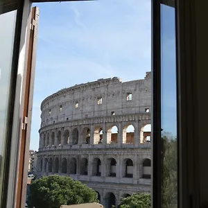 Jacuzzi In Front Of The Colosseum Apartment